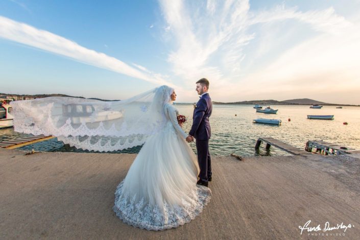 Gamze ve Sefa Ayvalık Cunda Adası Dış mekan çekimi düğün fotoğrafları tesettür gelin kadın fotoğrafçı